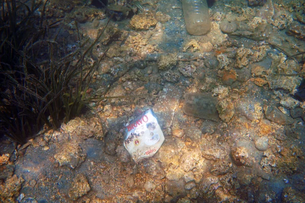 海の下のプラスチックその他のごみ汚染の環境問題 — ストック写真
