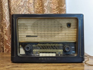 Tangerang Selatan, Endonezya - 04 Ocak 2020: Grundig bir bit pazarında antika radyo.