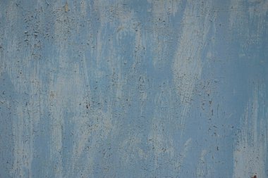 Eski beyaz ve mavi kabuk soyucu boya. Düz metal bir yüzeyde, yüksek çözünürlüklü pas izleri taşıyan iki kat eski çatlak boya..