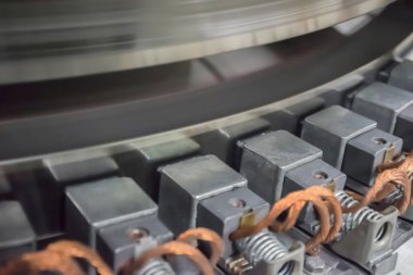 Hidrojenaratör statik uyarma sistemi. Fırça tutucularda karbon fırçalar ve 80 MW dikey senkronize hidrojenatörün uyarma sisteminde kayma halkaları, yakın plan.