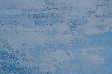 Çatlaklarla kaplı boyanmış yüzey dokusu. Yüzey dokusu üç farklı boya katmanıyla boyanmış, çatlamış ve kısmen soyulmuş, soyut arka plan, yüksek çözünürlüklü..