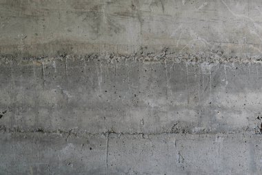 Katmanlar halinde güçlendirilmiş beton dokusu. Eski ve kirli beton yüzeyinde bazı şekiller var..