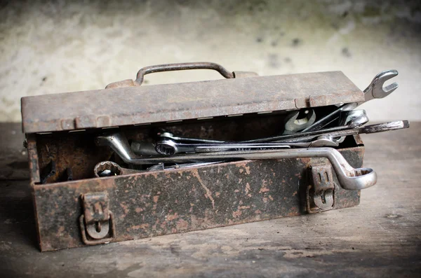 Alte Werkzeugkiste mit Schraubenschlüssel — Stockfoto