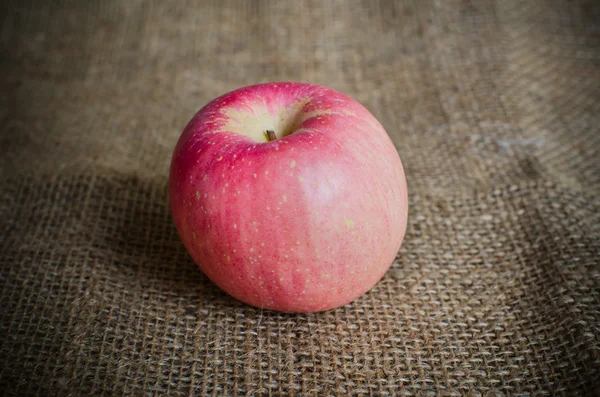 Manzana en saco —  Fotos de Stock