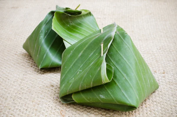 Thaise dessert in bananenbladeren — Stockfoto