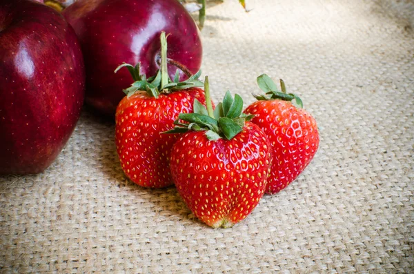 Fresas rojas frescas — Foto de Stock