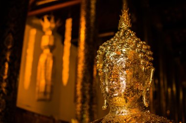 parlak altın buddha