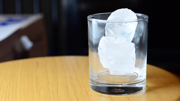 Whisky con agua de soda — Vídeo de stock