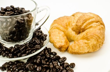 kruvasan ile kahve çekirdekleri fincan