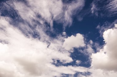 Beyaz bulutlu mavi gökyüzü