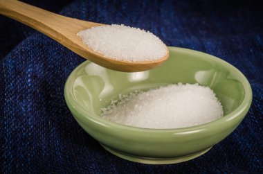 Mavi kumaş üzerine tahta kaşık şeker