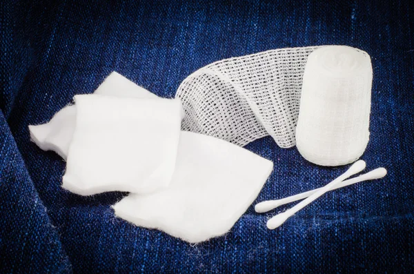 Pad and roll of gauze — Stock Photo, Image