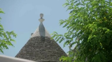 Tipik Alberobello Trulli doğayla çevrili.
