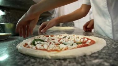 Napoli pizzacıda İtalyan pizzası hazırlama