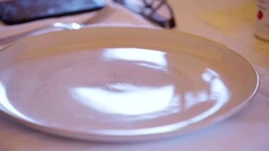 Garson lokanta masasında makarna servis ediyor.