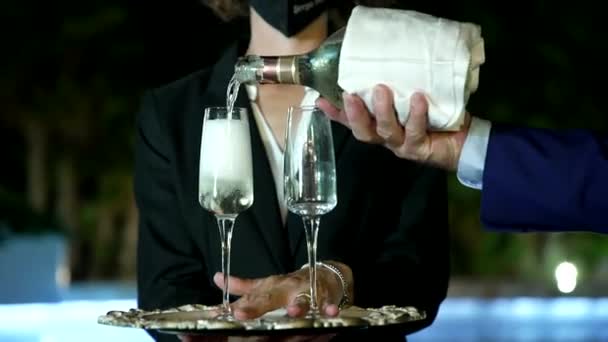 Matre Partiyi Kutlamak Için Şampanya Koyuyor — Stok video