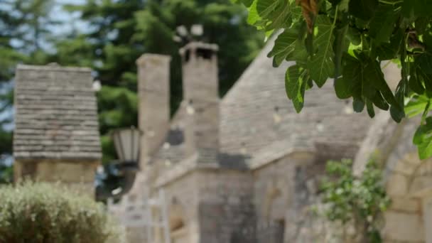 Tipikal Trulli Dari Alberobello Dikelilingi Oleh Alam — Stok Video