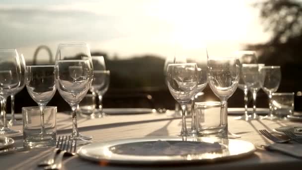 夕暮れ時のロマンチックなディナーのテーブルの上のメガネ — ストック動画