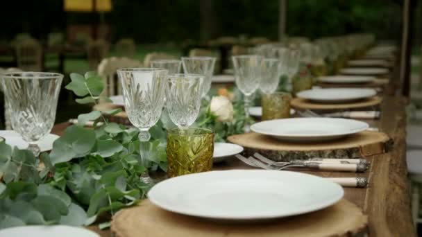 Sprookjesachtige Tafel Het Bos Versierd Voor Het Feest — Stockvideo