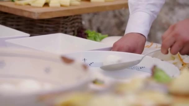 Waiter Serves Typical Neapolitan Mozzarella — стоковое видео