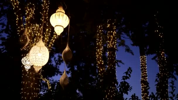 Lanterne Traditionnelle Illumine Nuit Créant Une Atmosphère Agréable — Video