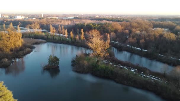 イタリアの自然界の小さな湖の空中像 — ストック動画