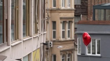 Sevgililer Günü için binalar arasında kalp şeklinde balon