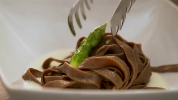 Italian Homemade Noodles Asparagus — Stockvideo