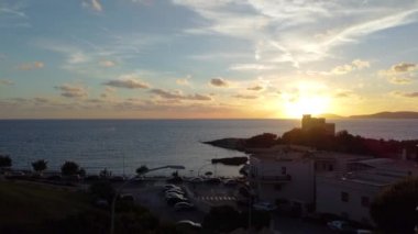 Las tronas 'tan gün batımında insansız hava aracı görüntüsü. Arka planda capocaccia ile İtalya, Sardinya' daki Alghero sahilinde.