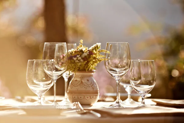 Tabel geserveerd in zomerterras — Stockfoto