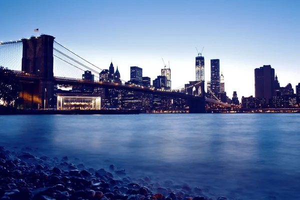 Ponte di Brooklyn e Manhattan Skyline di notte — Foto Stock