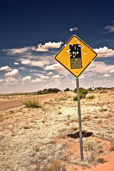 Panneau de signalisation plein de trous de fusil — Photo