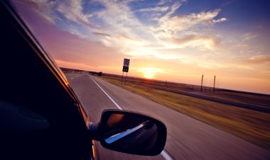 gün batımında karayolu aracılığıyla Cabrio sürüş