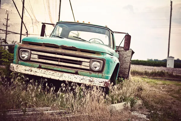 Velho carro enferrujado ao longo da histórica US Route 66 — Fotografia de Stock