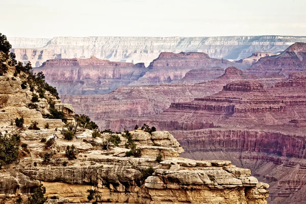 Grand canyon w słoneczny dzień — Zdjęcie stockowe