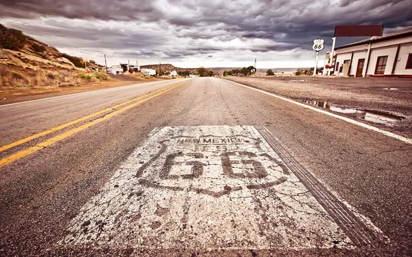 Ein altes Schild der Route 66 auf die Straße gemalt — Stockfoto