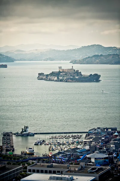 O horizonte de São Francisco com Alcatraz — Fotografia de Stock