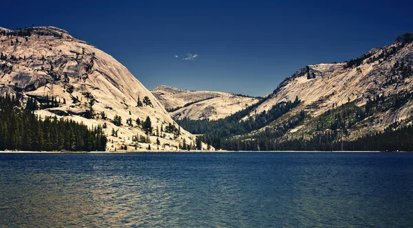 Lago de montanha em Yosemite Valley, Califórnia — Fotografia de Stock