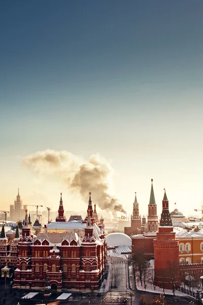 赤の広場とクレムリン冬の凍るような日の間に — ストック写真