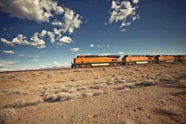 Ferrocarril de locomotoras de carga en el desierto de Arizona — Foto de Stock