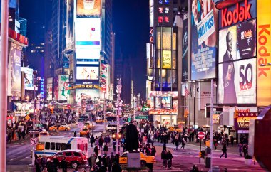 times Meydanı'nda yürüyüş kalabalık