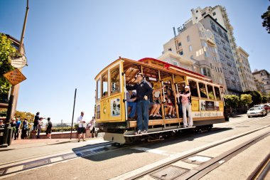 Yolcular bir teleferik san Francisco'da bir yolculuk keyfini çıkarın..