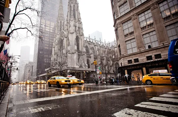 Cinquième Av. près de St. Patrick Cathedral, New York — Photo