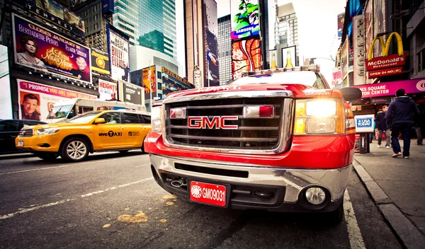 FDNY car and taxi car on Times Square — Stock Photo, Image