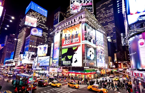 Fachadas iluminadas de teatros de Broadway — Foto de Stock