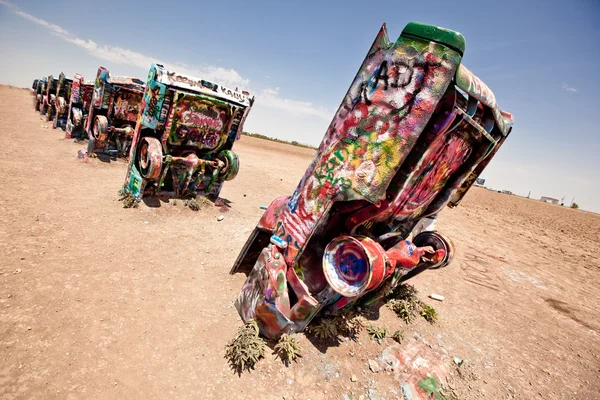 Sztuka instalacji starych samochodów cadillac — Zdjęcie stockowe