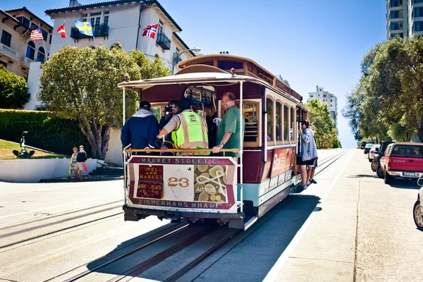 Passagiers genieten van een ritje in een kabelbaan in san francisco. — Stockfoto