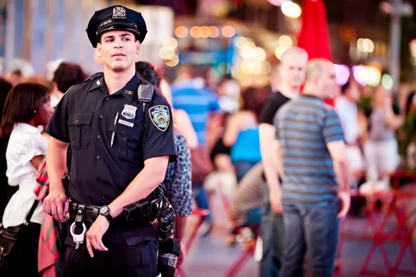 NYPD policejní důstojník na times square — Stock fotografie