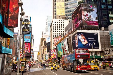 Times Meydanı, broadway tiyatroları ile özellikli