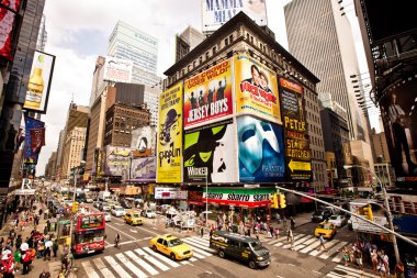 Times Meydanı, broadway tiyatroları ile özellikli